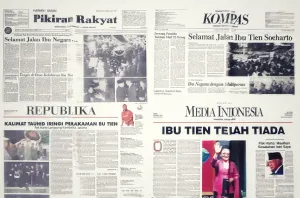 Halaman depan berbagai surat kabar nasional yang memberitakan wafatnya Ibu Tien Soeharto pada akhir April 1996. (Sumber: Dokumentasi Penulis | Foto: Kin Sanunbary)