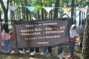 Sekolah Sabtu-Minggu Odesa di Cisanggarung Wetan, Sekebalingbing, Desa Cikadut, Kecamatan Cimenyan, Kabupaten Bandung. Antusias mereka untuk mengenal literasi lebih baik. Bekal mereka untuk tumbuh adaptif. (Foto: Agus Wahyudi)