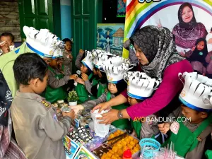 Sejumlah siswa berjualan aneka produk makanan saat acara Market Day di Padalarang, Kabupaten Bandung Barat, Selasa (5/12/2023) (Sumber: Ayobandung.com | Foto: Irfan Al-Faritsi)