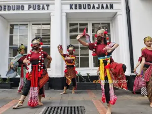 Penari membawakan tarian tradisional di Taman Braga dan depan Gedung YPK, Jalan Naripan, Kota Bandung, Rabu 29 April 2026. (Sumber: Ayobandung.com | Foto: Irfan Al-Faritsi)