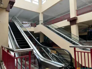 Suasana mal BTM terasa sunyi, pengunjung tak lagi seramai dulu. (Sumber: ayobandung.id | Foto: Ilham Maulana)
