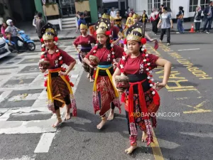 Penari membawakan tarian tradisional di Taman Braga dan depan Gedung YPK, Jalan Naripan, Kota Bandung, Rabu 29 April 2026. (Sumber: Ayobandung.com | Foto: Irfan Al-Faritsi)