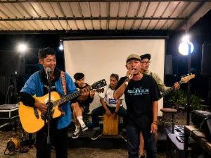 Live performance debut single D'Renced at Waroeng Bako Bandung. (Foto: Moga Yudha melalui Screenshoot Video)