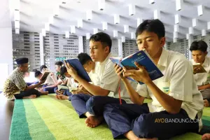 Sejumlah siswa Al Irsyad Satya Islamic School mengikuti tadarus Al-Quran di Masjid Al-Irsyad pada Kamis, 21 Maret 2024. (Sumber: Ayobandung.com | Foto: Irfan Al-Faritsi)