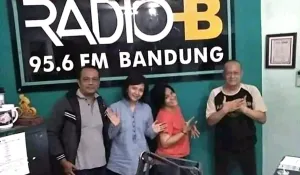 Penulis bersama para penyiar B-Radio Bandung. (Sumber: Dokumentasi Penulis | Foto: Kin Sanubary)