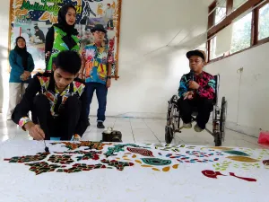 Nurdin (di kursi roda), penyandang polio, pertama kali datang ke GHD pada 2020. (Sumber: Ayobandung.id | Foto: Aris Abdulsalam)