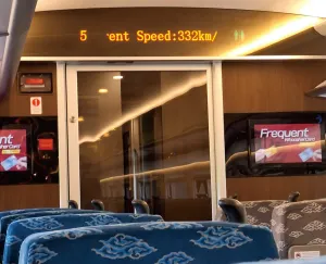 Layar di dalam kabin Whoosh yang menampilkan informasi kecepatan kereta saat itu. (Sumber: Dok. Penulis)
