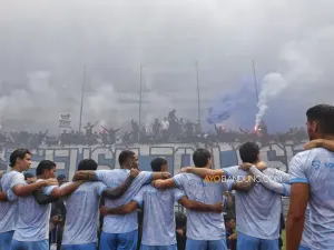 Ribuan bobotoh memadati Stadion Gelora Bandung Lautan Api, Kota Bandung, Kamis 7 Mei 2026. (Sumber: Ayobandung.com | Foto: Irfan Al-Faritsi)