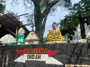 Simbol berbagai agama berdiri berdampingan di Kelurahan Cibadak. (Sumber: ayobandung.id | Foto: Toni Hermawan)