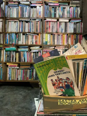 Tak muat dalam rak, sejumlah buku disimpan dalam dus di Perpustakaan Batu Api di Jatinangor. (Sumber: ayobandung.id | Foto: Halwa Raudhatul)