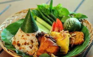 Makanan khas Sunda nasi tutug oncom, di Bandung, Jawa Barat. (Sumber: Wikimedia Commons | Foto: Dudygr)