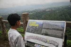 Pengunjung saat berwisata ke Tebing Keraton, Cimenyan, Kabupaten Bandung, yang berada di kawasan Sesar Lembang, Sabtu 27 April 2024 (Sumber: ayobandung.id | Foto: Irfan Al Faritsi)