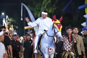 Gubernur Jawa Barat, Dedi Mulyadi, saat Kirab Budaya Napak Tilas Padjadjaran di Kabupaten Sumedang, Sabtu malam (2/5/2026). (Sumber: Pemprov Jabar)