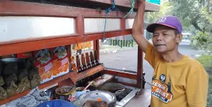 Mang Dadang penjual kupat tahu petis (Sumber: dok penulis | Foto: Bram Herdiana)
