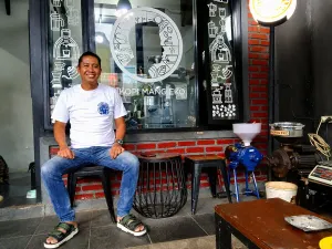 Muchtar Koswara pemilik Cikopi Mang Eko. (Sumber: Ayobandung.id | Foto: Aris Abdulsalam)