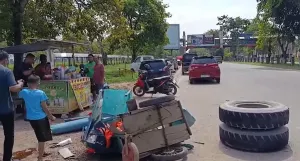 Dua gerobak pedagang di Kawasan Simpang DAM, Kota Batam, hancur dihantam ban truk pengangkut tanah yang lepas pada Senin (30/6/2025). (Sumber: Youtube/Official UTV)