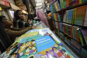 Pedagang melayani pembeli yang mencari buku pelajaran di Pasar Buku Palasari, Jalan Palasari, Kota Bandung. (Sumber: Ayobandung.id | Foto: Irfan Al-Faritsi)