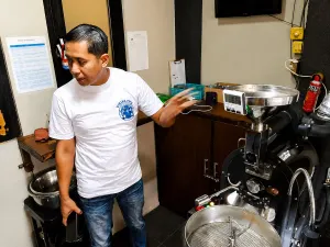 Muchtar Koswara pemiliki Cikopi Mang Eko. (Sumber: Ayobandung.id | Foto: Aris Abdulsalam)