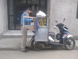 Mang Amir terus mengais rezeki dengan nge-gas motor Honda Beatnya menjajakan bubur ayam keliling komplek. (Sumber: Dokumentasi Penulis | Foto: Dudung Ridwan)