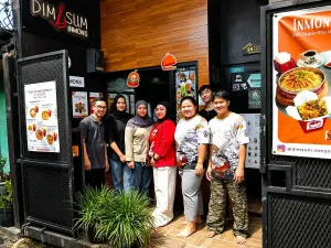 Ani Andriyani (baju merah; pemilik Dimsum Inmons) bersama para karyawannya. (Sumber: Ayobandung.id | Foto: Aris Abdulsalam)