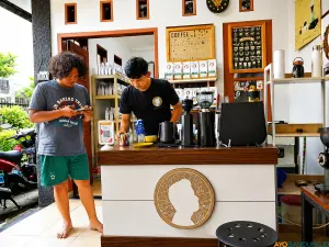 Pegawai Cikopi Mang Eko saat melayani konsumen di Arcamanik, Kota Bandung, (11/5/2026). (Sumber: Ayobandung.id | Foto: Aris Abdulsalam)