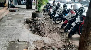 Kondisi trotoar di Jalan Pungkur, Kota Bandung dipenuhi puing galian proyek utilitas, Kamis (21/5/2026) pagi. (Foto: Arif Budiman)
