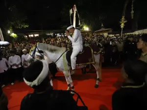 Gubernur Jawa Barat Dedi Mulyadi dan peserta memeriahkan Kirab Budaya Milangkala Tatar Sunda di Jalan Diponegoro, Kota Bandung, Sabtu 16 Mei 2026. (Sumber: Ayobandung.id | Foto: Irfan Al-Faritsi)