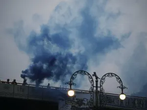 Para Bobotoh merayakan gelar juara Persib Bandung di Liga Super Indonesia 2025/2026. (Sumber: Dokumentasi Penulis).