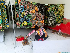 Kampung Kreatif Batik Difabel, bagian dari UPTD Pusat Pelayanan Sosial Griya Harapan Difabel (GHD), Dinas Sosial Provinsi Jawa Barat. (Sumber: Ayobandung.id | Foto: Aris Abdulsalam)
