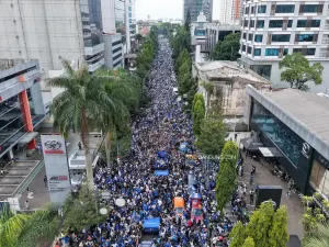 Puluhan ribu bobotoh memenuhi jalan Asia-Afrika, Kota Bandung saat konvoi Persib Bandung juara Super League 2025-2026, Sabtu 24 Mei 2026. (Sumber: Ayobandung.com | Foto: Irfan Al-Faritsi)