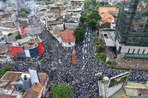 Pemain dan official Persib Bandung bersama Puluhan ribu bobotoh memenuhi jalan Asia-Afrika, Kota Bandung saat konvoi Persib Bandung juara Super League 2025-2026, Sabtu 24 Mei 2026. (Sumber: ayobandung.id | Foto: Irfan Al Faritsi)
