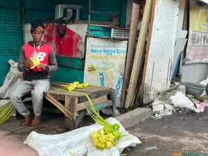 Rio penjual ketupat musiman di Jalan Gurame, Kota Bandung. (Sumber: ayobandung.id | Foto: Ilham Maulana)