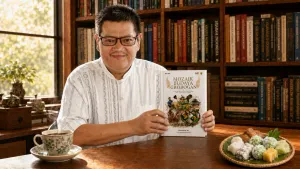 Badiatul Muchlisin Asti sebagai penyunting buku menunjukkan buku berjudul "Mozaik Budaya Grobogan: Jejak Sejarah, Ritual, dan Legenda yang Abadi dalam Ingatan". (Sumber: Dokumentasi Penulis | Foto: Generate AI)