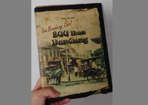 Sebuah buku yang berjudul 200 ikon Bandung. (Sumber: Malia Nur Alifa)