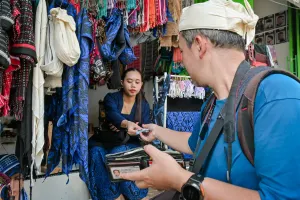 Penggunaan uang rupiah di ranah UMKM. (Sumber: Pexels | Foto: rakhmat suwandi)