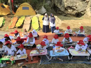 Puluhan anak tingkat TK dan SD mengikuti lomba mewarnai yang digelar di kawasan Tebing Pabeasan 125, Padalarang, Kabupaten Bandung Barat, Kamis 27 Agustus 2026. (Sumber: Ayobandung | Foto: Irfan Al-Faritsi)