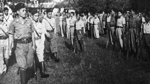 Komandan Divisi Siliwangi Abdul Haris Nasution dalam parade TNI di Purwakarta, 17 Januari 1947. (Sumber: Perpustakaan Nasional)