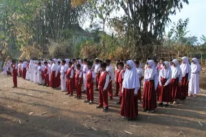 Sekelompok siswa sedang melakukan upacara. (Sumber: ayobandung.com | Foto: Mildan Abdalloh)