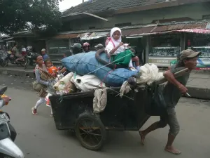 Manusia gerobak. (Sumber: ayobandung.com | Foto: ANTARA via ayobandung.com)