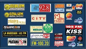 Beragam stiker radio dari berbagai stasiun radio di seluruh Indonesia yang menjadi bagian dari koleksi penulis. (Sumber: Foto dan koleksi Kin Sanubary)