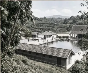 Pemandian Tjihampelas pada masa kolonial. (Sumber: KITLV)