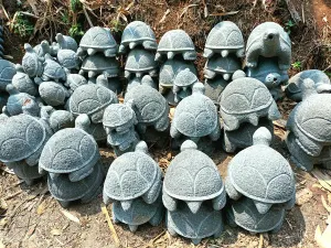 Hasil kerajin patung kuyabatok dari batu di Kampung Ciawitali, Desa Cipangeran, Kecamatan Batujajar, Kabupaten Bandung Barat, memenuhi pesanan dari Jepara, Jawa Tengah, untuk diekspor ke Korea. (Sumber: T Bachtiar)