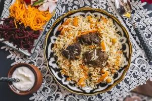 Nasi kebuli, hidangan khas Timur Tengah yang populer di kalangan masyarakat Arab di Indonesia, termasuk di Jawa Barat. (Sumber: Istimewa)