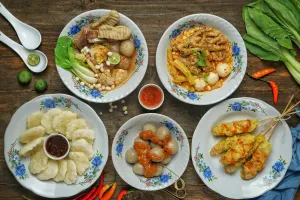 Kudapan tradisional khas Kota Kembang yang sangat populer antara lain cireng, cilok, seblak, dan telur gulung. (Sumber: Shutterstock | Foto: Hanifah Kurniati)