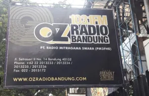 Studio Radio OZ Bandung di Jl. Setrasari II No. 14, Bandung. Radio OZ menjadi salah satu stasiun radio di Bandung yang termasuk awal bermigrasi dari jalur AM ke FM. (Sumber: Istimewa)