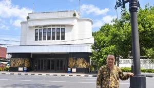 Penulis berdiri di seberang bekas Bioskop Dian, Jalan Dalem Kaum, tepat di seberang kawasan Alun-Alun Bandung. (Sumber: Agus Wahyudi)