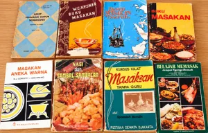 Di antara buku-buku resep masakan yang terbit pada kurun 1950 hingga 1979 telah berhasil meletakkan fondasi kokoh bagi kebudayaan Indonesia modern. (Sumber: Dokumentasi Penulis | Foto: Badiatul Muchlisin Asti)