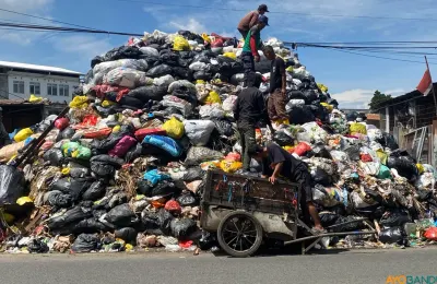 "Gunung"sampah di Tempat Pembuangan Sampah (TPS) Dakota di Jl. Gunung Batu, Sukaraja, Kecamatan Cicendo, Kota Bandung pada Jumat, 7 November 2025. (Sumber: ayobandung.id | Foto: Ikbal Tawakal)