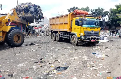 Truk sampah Dinas Lingkungan Hidup (DLH) Kota Bandung sedang mengangkut sampah pada 18 November 2025. (Sumber: ayobandung.id | Foto: Bob Yanuar Muslim)