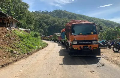 Aktivitas pengangkutan sampah menuju TPA Sarimukti di Kecamatan Cipatat, Kabupaten Bandung Barat (KBB) pada Selasa 6 Mei 2025. (Sumber: ayobandung.id | Foto: Restu Nugraha Sauqi)